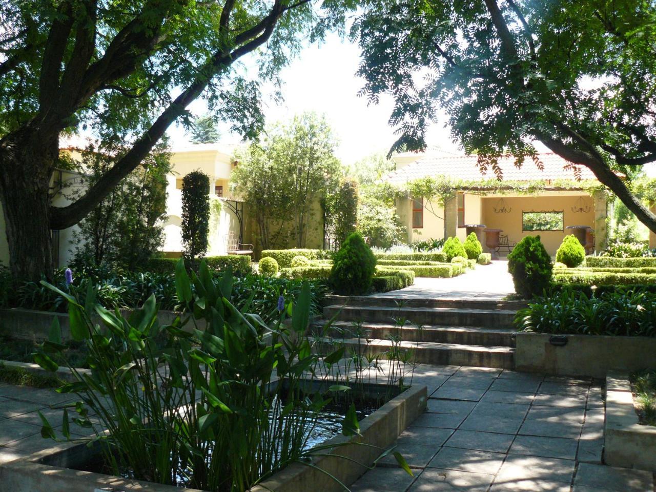 Moon And Sixpence Garden Guest House Мулдесдрифт Экстерьер фото